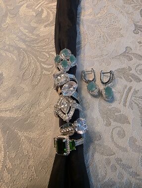 6 Assorted Costume Rings and 1 Pair Of Earrings Size 4-5